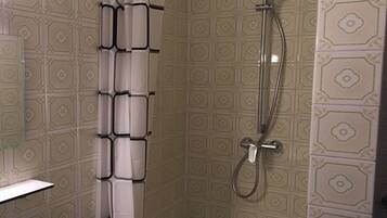 Ferienhaus | Badezimmer | Dusche, Handtücher