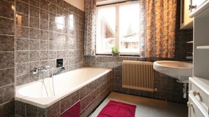 Bathtub - Peaceful Holiday Home in Leogang With Garden (Leogang)