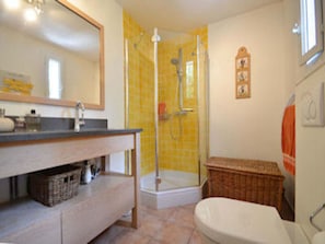 House | Bathroom | Shower, towels - Attractive Holiday Home With Private Pool, Stunning Views, Surrounded by Nature! (Nans-les-Pins)