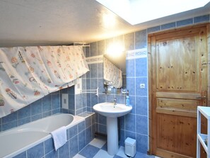 Chalet | Salle de bain | Ensemble douche/baignoire, sĂšche-cheveux, serviettes fournies