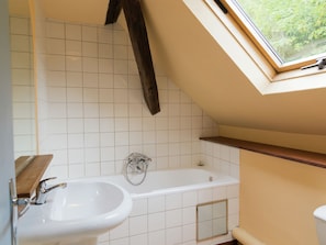 Cottage | Bathroom | Bathtub - Elegant Cottage in Vireux-wallerand With Terrace (Vireux-Wallerand)