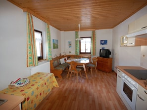 House | Private kitchen | Microwave, stovetop, dishwasher, coffee/tea maker - Renovated Mountain Retreat Stay (Michaelerberg-Pruggern)