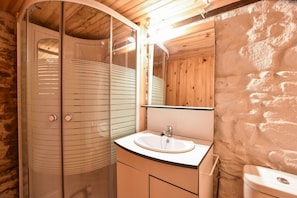 House | Bathroom - Peaceful Getaway in Teilhet (Teilhet)