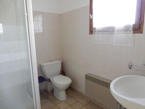 House | Bathroom - Pleasant Holiday Home in Lablachère With Terrace (Lablachere)