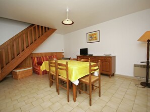 Dining - Pleasant Holiday Home in Lablachère With Terrace (Lablachere)