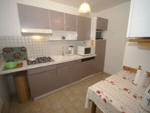 House | Private kitchen - Pleasant Holiday Home in Lablachère With Terrace (Lablachere)