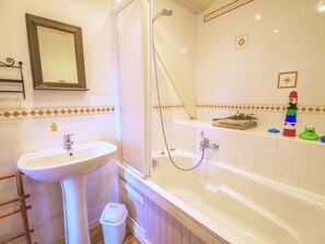 House | Bathroom | Combined shower/bathtub, towels - Pretty Holiday Home in Fléac-sur-seugne Near Boat (Fléac-sur-Seugne)