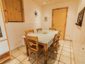 Dining - Pretty Holiday Home in Fléac-sur-seugne Near Boat (Fléac-sur-Seugne)