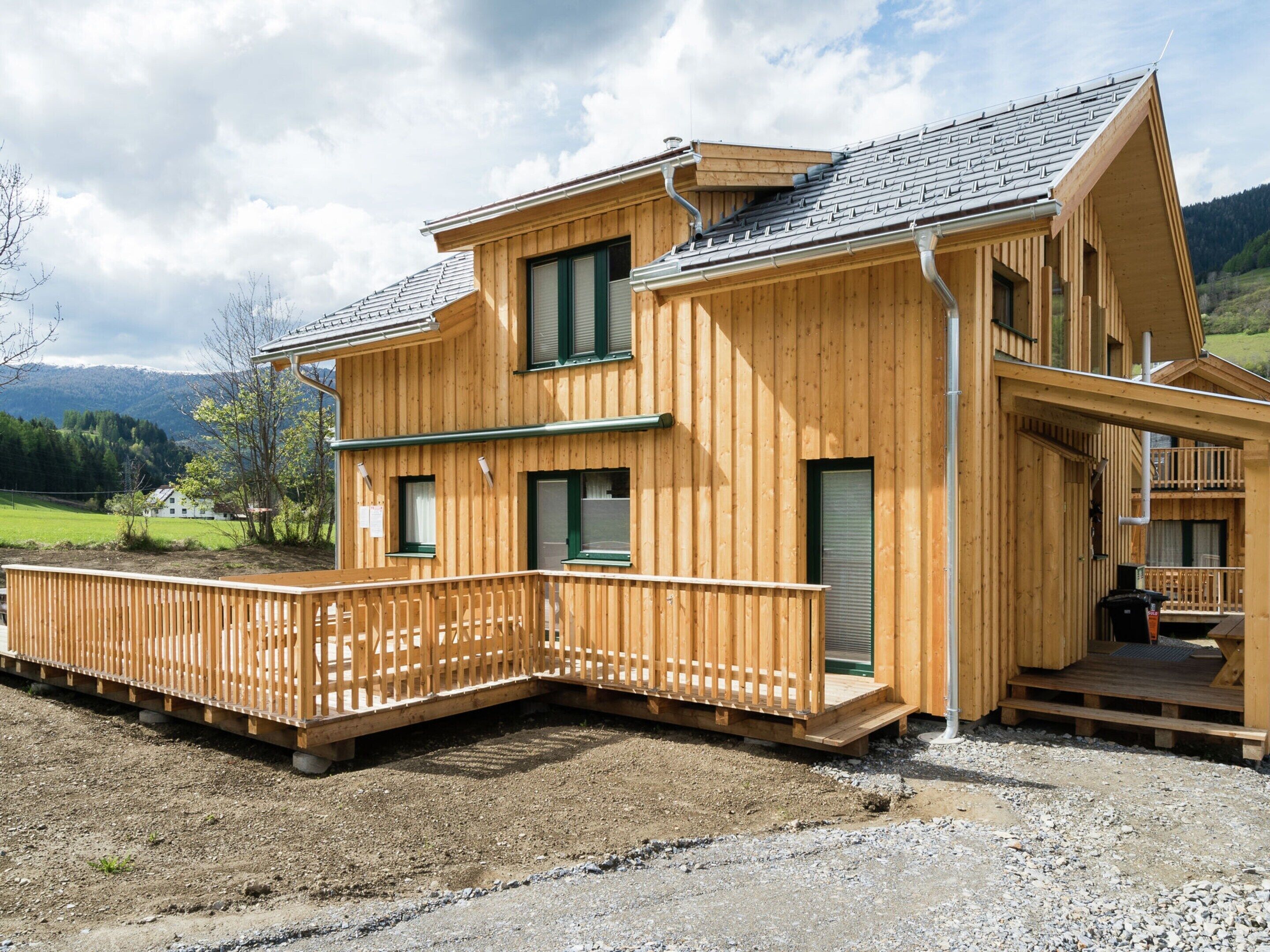 Eine Holzhütte mit Balkon und überdachter Veranda.