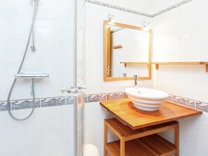 Shower - Modern Holiday Home in Midi-pyrénées With a Shared Swimming Pool (Connac)