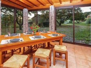 Dining - Modern Holiday Home in Midi-pyrénées With a Shared Swimming Pool (Connac)
