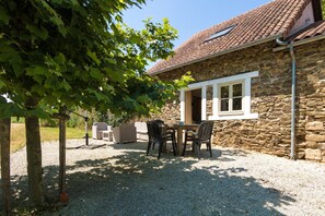 Cottage | Outdoor dining - Cottage in Chaleix Near Forest and Lake (Chalais)