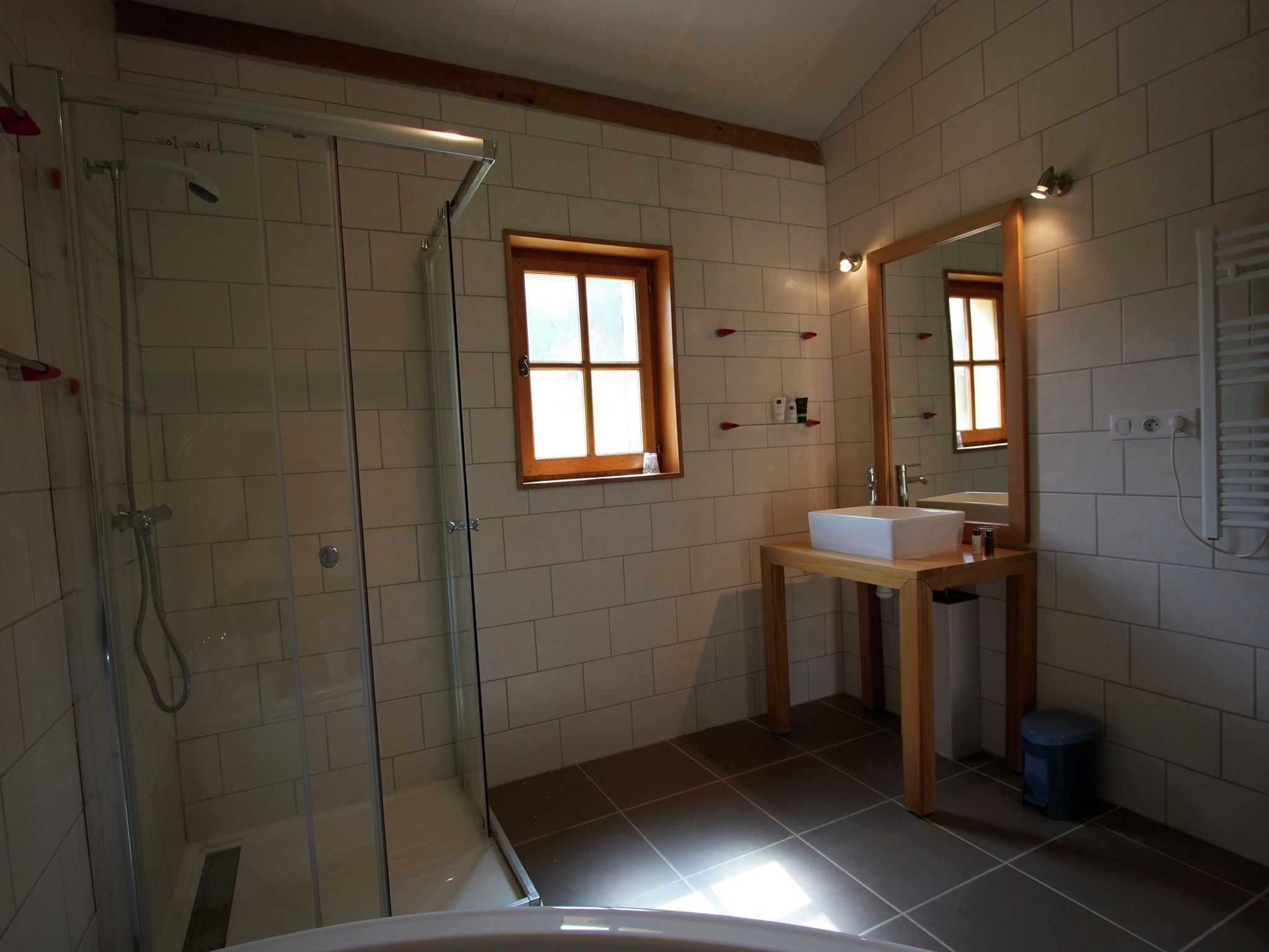 House | Bathroom | Combined shower/bathtub, towels