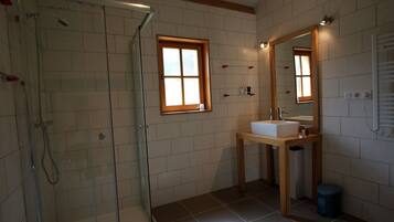 House | Bathroom | Combined shower/bathtub, towels