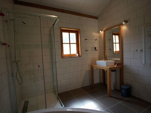 House | Bathroom | Combined shower/bathtub, towels - Charming Holiday Home in Fumel France With Private Pool (Fumel)