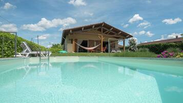 Kolam renang outdoor