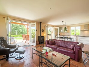 House | Living room | DVD player, MP3 dock - Spacious Holiday Home in Sadillac With Swimming Pool (Sadillac)
