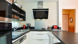 A modern kitchen with a built-in oven, microwave, and gas stove. - Peaceful Forest Stay in Pedernec (Pedernec)