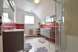 House | Bathroom - Peaceful Forest Stay in Pedernec (Pedernec)