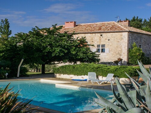 Pleasant Gite on a Quiet Domain With Large Swimming Pool and a Park-like Garden