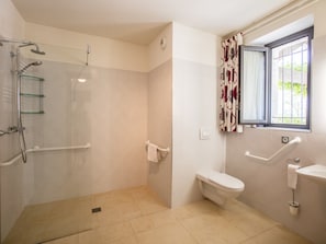 Bathroom - Pleasant Gite on a Quiet Domain With Large Swimming Pool and a Park-like Garden (Saint Maurin)