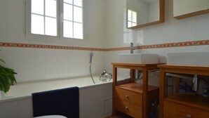 Villa | Bathroom | Bathtub - Single Storey Villa, Right Beside an Internationally Renowned 27hole Golf Course (Vasles)