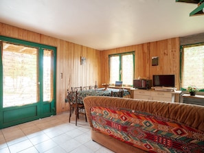 Living room - Authentic Chalet in a Unique Location, Near the Pistes in the Heart of the Vosges (Fresse-sur-Moselle)