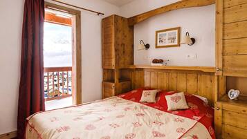 2 bedrooms, bed sheets