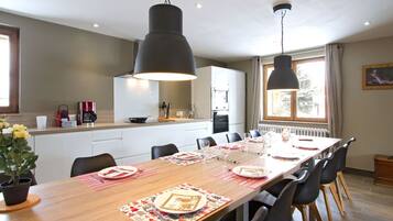 Chalet | Private kitchen | Microwave, oven, dishwasher, highchair