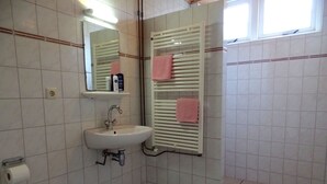 Unclassified image, 4 of 25, button - Spacious Home with Fireplace near North Sea Beach (Ellemeet)