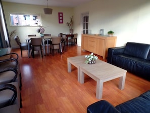 House | Living room | Fireplace, DVD player