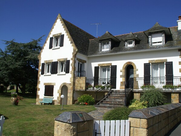 Exterior - Alluring Holiday Home in L'armor-pleubian With Terrace (Pleubian)