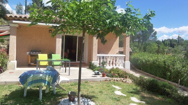 Property grounds - Spacious Holiday Home in Lorgues With Private Pool (Lorgues)