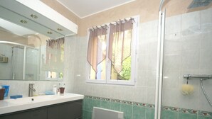 Bathroom - Spacious Holiday Home in Lorgues With Private Pool (Lorgues)