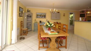 Dining - Spacious Holiday Home in Lorgues With Private Pool (Lorgues)