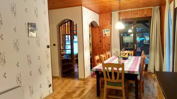 Chalet | Tempat makan