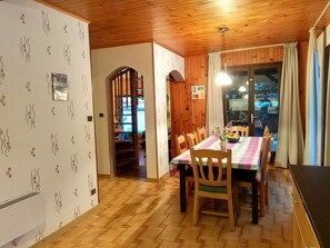 Chalet | Dining - Cozy Chalet Escape in the Alps (Saint-Jean-de-Vaulx)