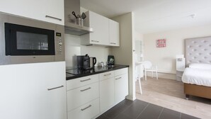 Appartement | Privékeuken | Een koelkast, een magnetron, een vaatwasser