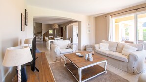 Ein Wohnzimmer mit Sofa, Couchtisch, Lampe und Fernseher.