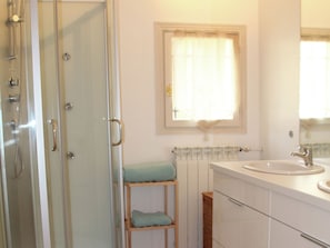 Bathtub, towels - Gorgeous Villa in Montcaret With Private Swimming Pool (Antibes)