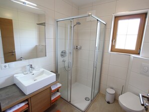 Apartment | Badezimmer | Dusche, Handtücher