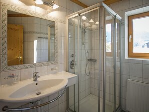 Ferienhaus | Badezimmer | Duschwanne