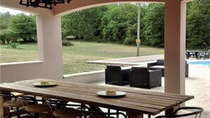 Outdoor dining - Modern House With Privat Pool Near the Most Beautiful Places on the River Lot (Montayral)