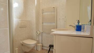 House | Bathroom | Shower, towels
