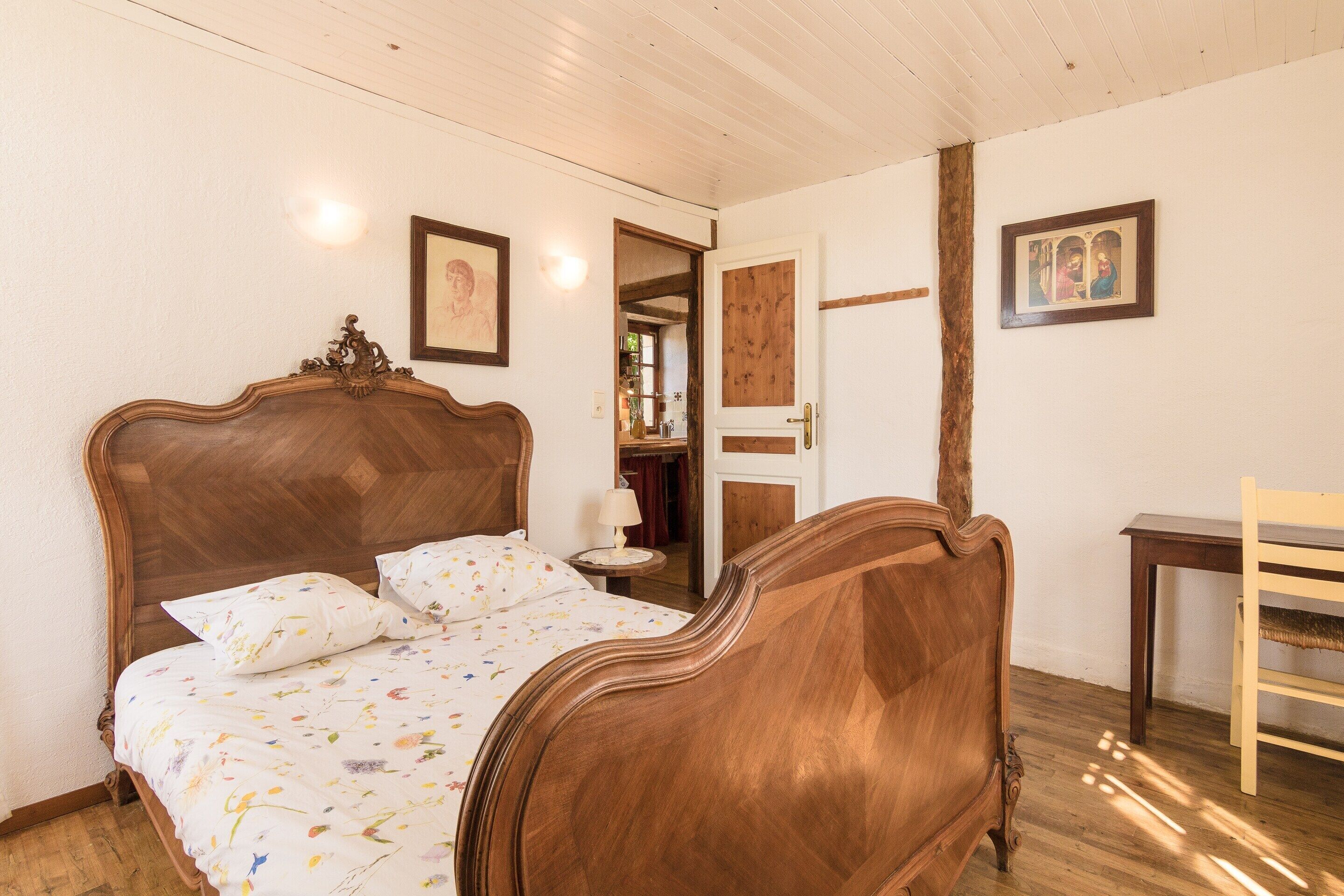 House | 3 bedrooms, individually furnished, iron/ironing board, bed sheets
