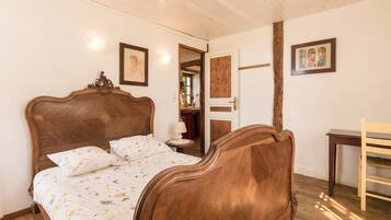 House | 3 bedrooms, individually furnished, iron/ironing board, bed sheets
