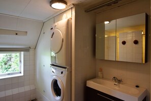 House | Bathroom - Quaint Farmhouse near River in Oosterwijk (Oosterwijk)