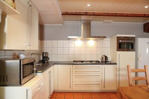 Private kitchen - Quaint Farmhouse near River in Oosterwijk (Oosterwijk)
