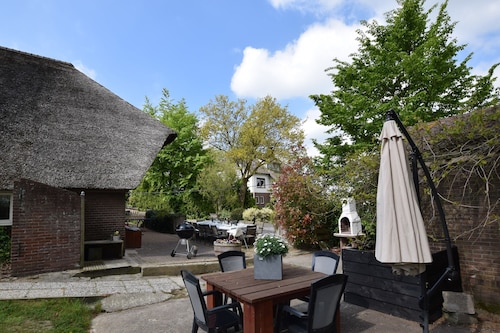 Quaint Farmhouse near River in Oosterwijk