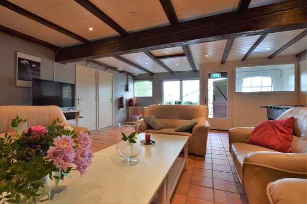 House | Living room - Quaint Farmhouse near River in Oosterwijk (Oosterwijk)